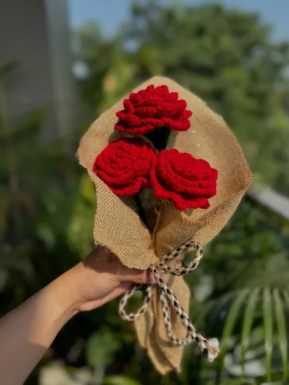 A simple and rustic bouquet of three red crochet roses, wrapped in jute. This makes for a perfect, timeless gift for someone you love.