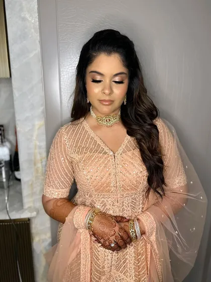 A flawless amalgamation of nude peach tones and shimmer for Simran’s Engagement. A classic and elegant choice.