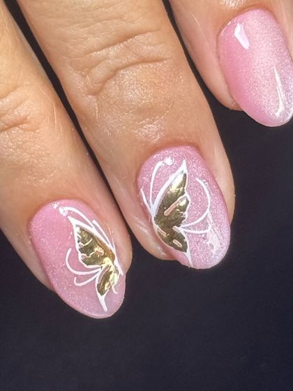 A delicate and elegant design perfect for the wedding season. This set features a soft pink cat-eye base with a gold and white butterfly wing design.