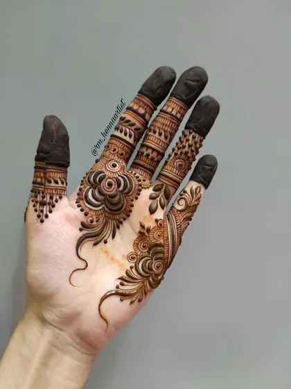 A minimalist design I did for myself for Eid. I love the clean lines and the way it adorns just the fingers.
