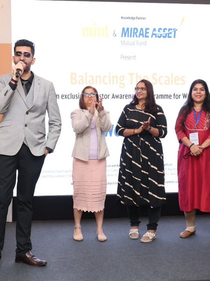 Celebrating a successful session with the participants on stage. Recognizing and appreciating audience members who contribute is key to creating a positive and inclusive event atmosphere.