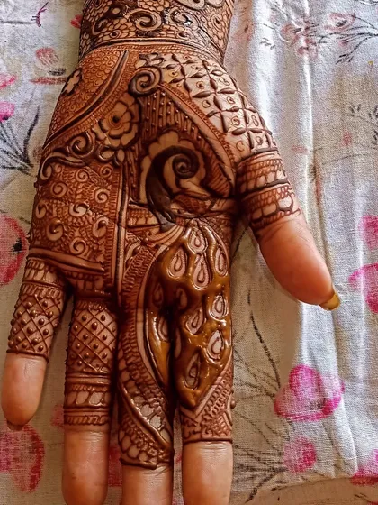 A unique design with a swirling peacock pattern on the palm.