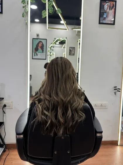 A full view of our Vanilla Ash Blonde highlights, styled with soft waves to show the effortless and classy finish.