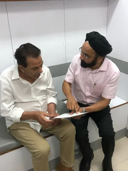 Here I am discussing a treatment plan with the legendary Dharmendra ji. Every patient, no matter who they are, receives a thorough and personalized consultation.