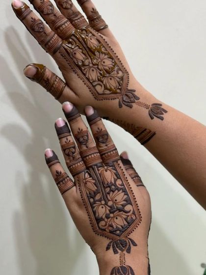 A stylish and modern design that covers the back of the hand. The pattern is inspired by traditional block prints but has a very contemporary feel.