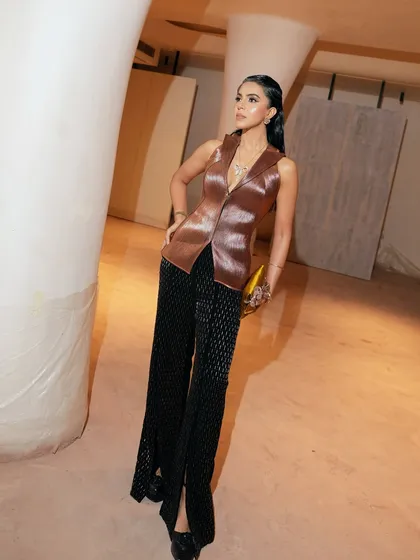 Serving up radiant goddess vibes at India Couture Week. We amplified the glow and perfected the highlight for this show-stopping, jaw-dropping look, perfect for a high-fashion event.