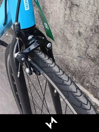 The bike is equipped with classic rim brakes with cartridge pads. This type of brake system is reliable, easy to maintain, and provides efficient stopping power for everyday riding.