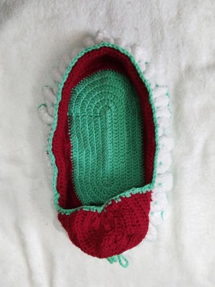 A top-down view of the main travel bed structure. It is crocheted with thick wool to provide a sturdy yet soft base for your Bal Gopal to rest in.