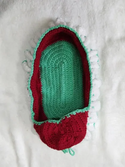 A top-down view of the main travel bed structure. It is crocheted with thick wool to provide a sturdy yet soft base for your Bal Gopal to rest in.