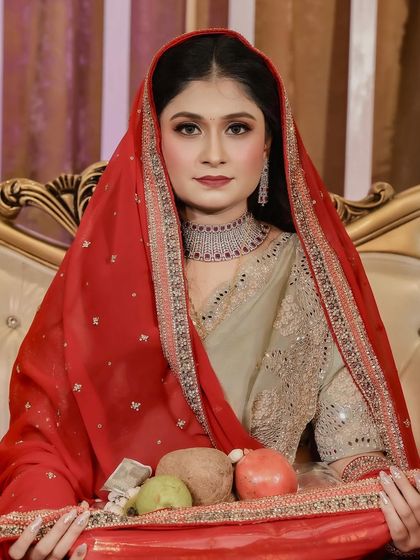So gorgeous. My bride Riya looks regal in her red dupatta, with classic makeup featuring a red lip and defined eyes.