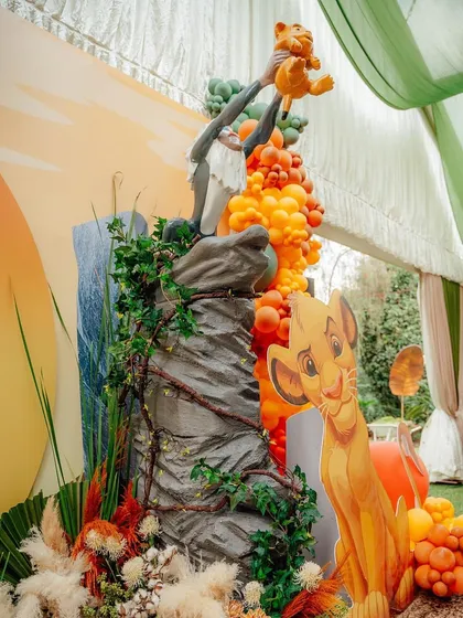 This iconic scene of Rafiki presenting Simba was recreated with a custom prop set against a large balloon sculpture. The details, from the vines on Pride Rock to the character expressions, make for a perfect photo opportunity.