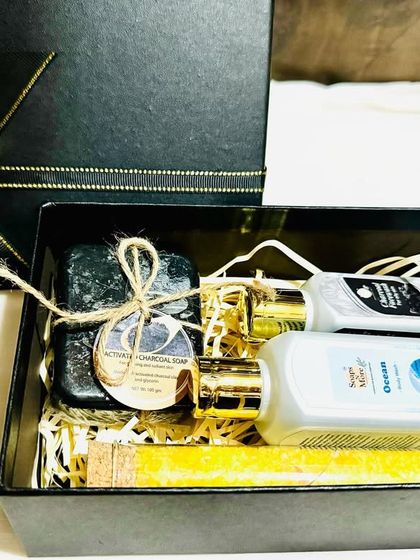 Our exclusive Men's Hamper is the perfect gift for his grooming routine. This set includes Charcoal Face-wash, Ocean Body-wash, an Activated Charcoal soap bar, and Muscle Relaxation Bath Salt.