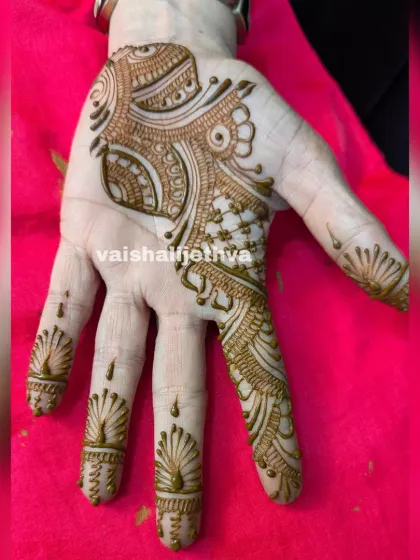 A simple bird-themed Arabic design. This is a great example of how a simple motif can be turned into a beautiful piece of art.