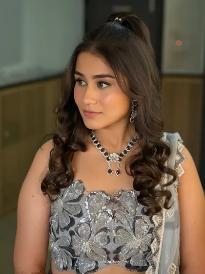This look is all about shimmer, sculpt, and serious glam. I created soft curls, glowing skin, and a flawless finish that turns heads without trying too hard, perfect for any evening event.