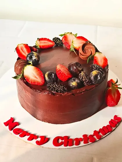 A single-tier version of my Christmas chocolate berry cake. The rich chocolate ganache and vibrant fresh berries create a simple yet indulgent holiday dessert.