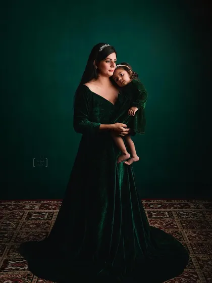 I love creating fine art portraits like this one. The deep green velvet, the soft lighting, and the gentle embrace create a timeless, painterly image that celebrates the profound connection between a mother and her daughter.
