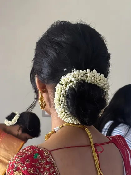 A timeless classic, the jasmine gajra bun is essential for any bridal hairstylist. I will guide you through the steps to create a perfectly neat and voluminous low bun and how to expertly wrap the gajra for a traditional and fragrant bridal look.
