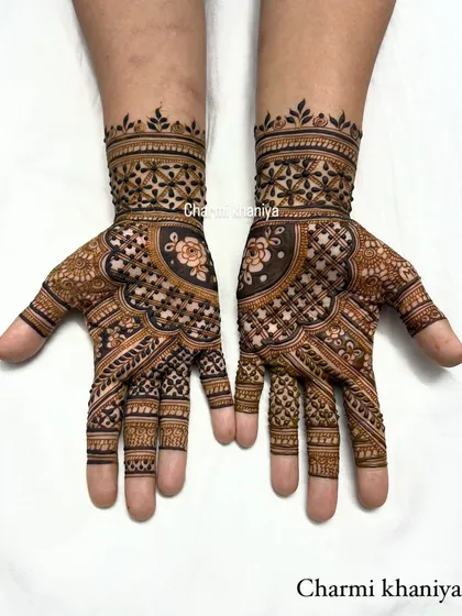 This beautiful mehendi design is perfect for an engagement. It features lovely rose motifs within a detailed grid pattern, creating a look that is both traditional and fresh.