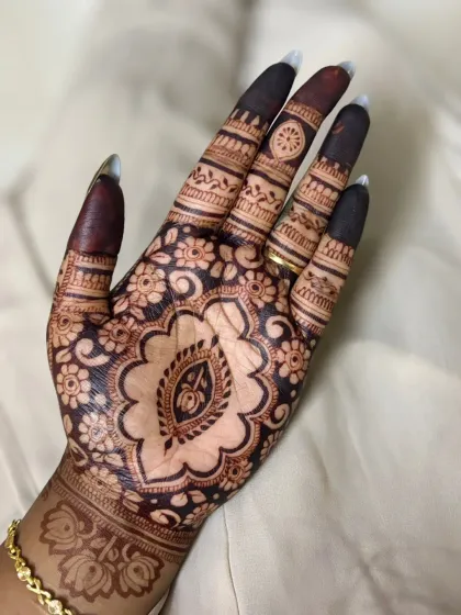 A close-up of her beautiful cutwork-style mehndi design.