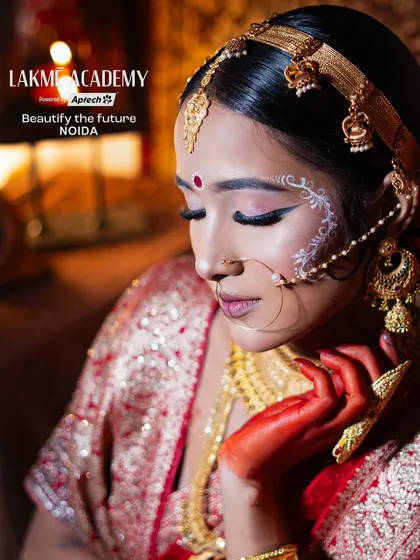 A close-up on the artistic chandan design, a hallmark of Bengali bridal makeup. We provide detailed instruction on creating these beautiful and intricate patterns.