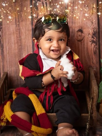 Tiny hands, big magic! This little wizard is having a great time exploring the props in our Harry Potter themed setup. Capturing these happy, candid moments is what makes these sessions so special.