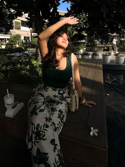 A full shot of my casual green and floral outfit, enjoying the sun. The macrame bag adds a nice bohemian touch.