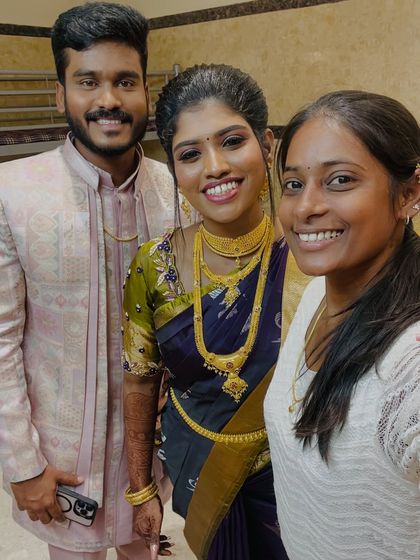 A few happy selfies with the sweet bride Akila at her engagement. Her navy blue silk saree was draped for comfort and style, and her smile is the best feedback.
