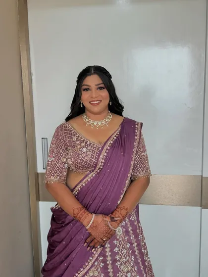 Her wedding day look is elegant and sophisticated, with a focus on a flawless makeup base and defined eyes.