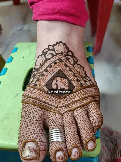 A simple yet beautiful design for the top of the foot. This piece features a central elephant motif surrounded by a lotus border and a delicate jaal pattern on the toes.