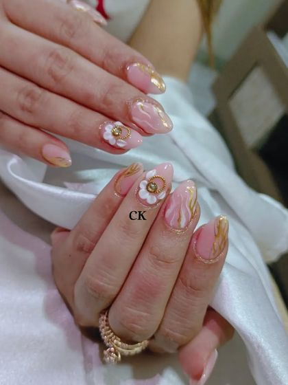 A full view of the pink and gold marble set with 3D flowers.