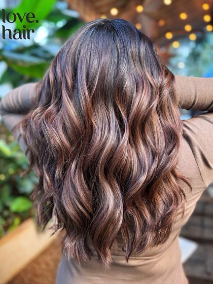 A different lighting situation for the 'old money brunette' look, showing how the highlights catch the light for a subtle, shimmering effect.