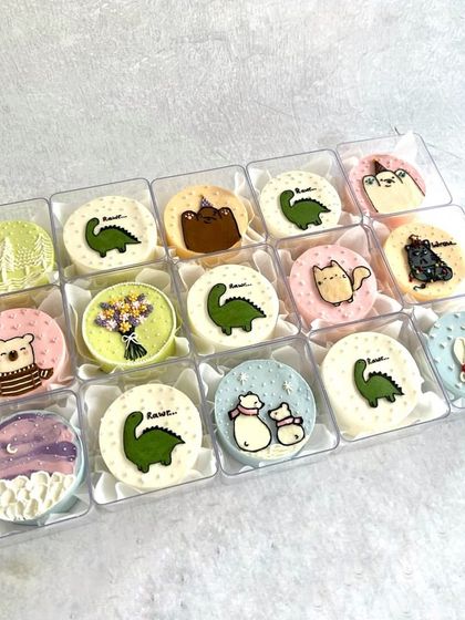 A happy weekend collection of mini bento cakes, with cute dinosaurs, cats, and bears.