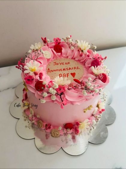 Delicate blooms and delicious frosting. This pink floral wreath cake is a work of art.