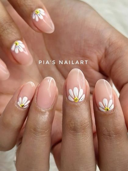A minimal and natural look. This is a sheer nude overlay on natural nails with a simple, hand-painted daisy accent.