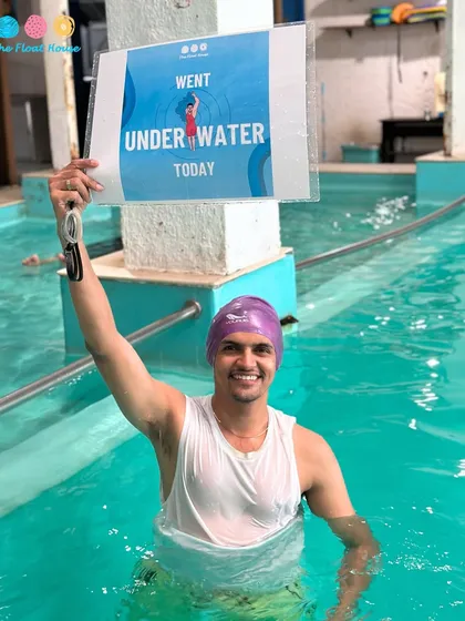 This smile says it all. I provide these fun signs so you can capture the moment you officially went underwater. It's a great way to celebrate your achievement after your first pool diving session.