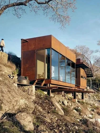 A view of our modular home perched on a cliffside. This demonstrates our expertise in designing and building structures that are perfectly integrated with their challenging and beautiful environments.