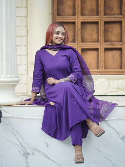 A stylish pose on the marble ledge, showcasing the elegant and clean lines of the set.