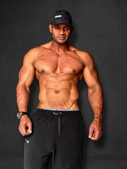 Mehnat karna hi aapka pehla karm hona chahiye. Yeh ripped physique ussi karm ka phal hai.
