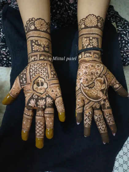 A lovely example of combining figures with traditional patterns for a baby shower. One hand features a baby sleeping on the moon, while the other has a baby in a cradle, surrounded by lotus motifs.