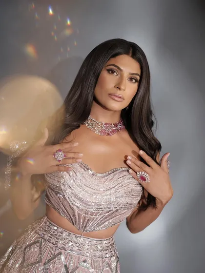 This is red carpet radiance, brought to life. We created this stunning look for Farhana Bodi, focusing on a luminous complexion, soft smokey eyes, and voluminous waves. It’s a perfect example of our celebrity makeup and hair styling services.