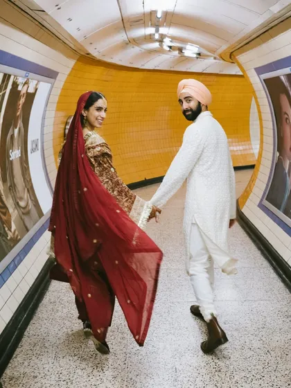 After their Anand Karaj ceremony, Shaan and Shubham decided to take the London Tube back to their hotel. This is the kind of real, unscripted adventure we love to be a part of. It’s a powerful visual, their traditional outfits creating a beautiful contrast against the modern city, a story of love in motion.