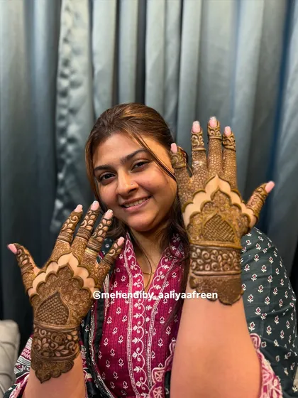 A three-finger length Pakistani pattern, perfect for a guest or family member at a wedding.
