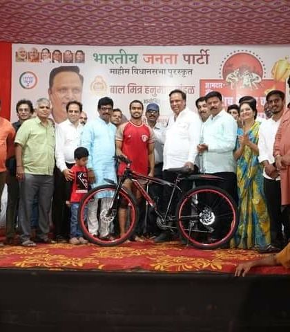 A full stage view of Akshay Soni receiving his 'Best Player' award.