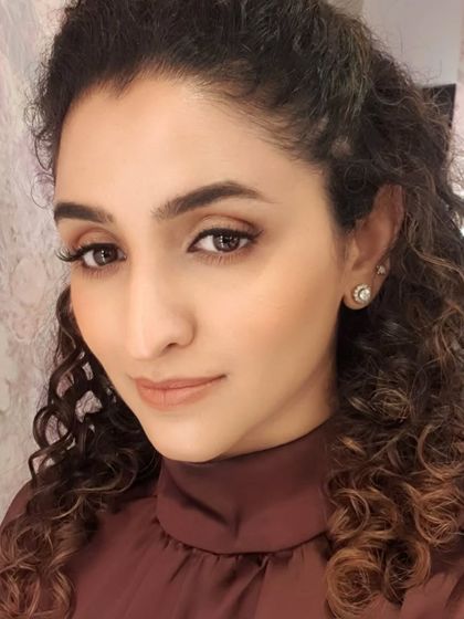 A selfie showing off the 'latte makeup' look. It's a perfect example of a trendy yet timeless style that enhances features with warm, neutral shades.