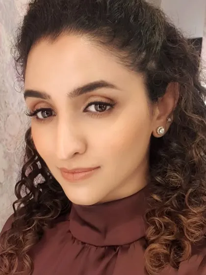 A selfie showing off the 'latte makeup' look. It's a perfect example of a trendy yet timeless style that enhances features with warm, neutral shades.