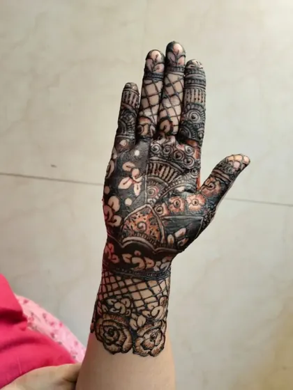 A rich and detailed design covering the entire palm and wrist. The combination of floral, paisley, and net patterns creates a classic and timeless look.