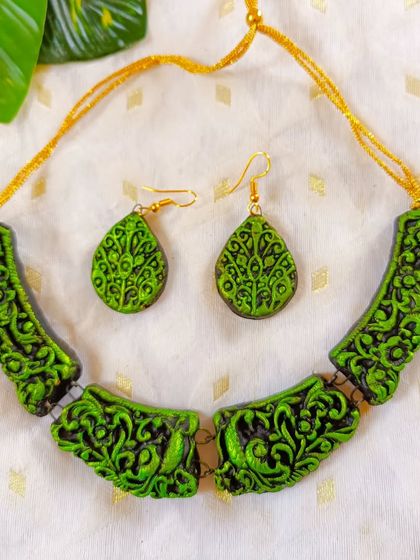 A duplicate image of the vibrant green carved 'hansli' necklace.