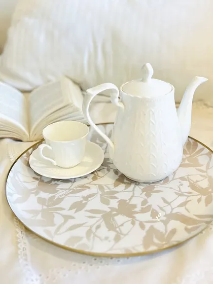 Our Handloom Harmony round serving tray is perfect for a luxurious breakfast in bed or for serving sweets to guests. Its neutral, elegant pattern makes it a versatile and timeless addition to any home.