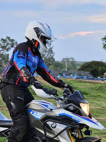 A rider looking ahead, focused on the next turn of the track. Our training emphasizes the importance of looking where you want to go, a fundamental skill in off-road riding.
