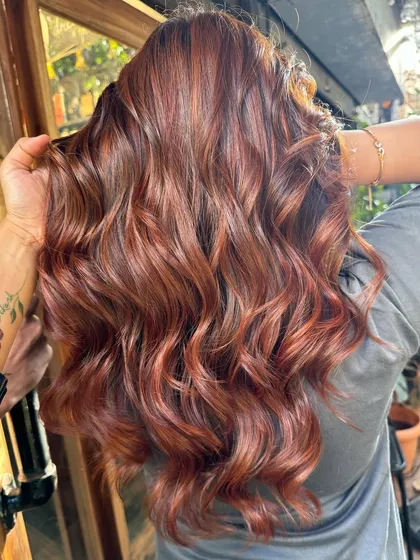 Dipped in autumn, this hair whispers tales of warmth. A beautiful mix of different copper shades, all achieved without bleach for a vibrant yet natural look.